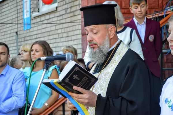 Отець Сергій «благословив гімназійну родину на довгу дорогу знань»