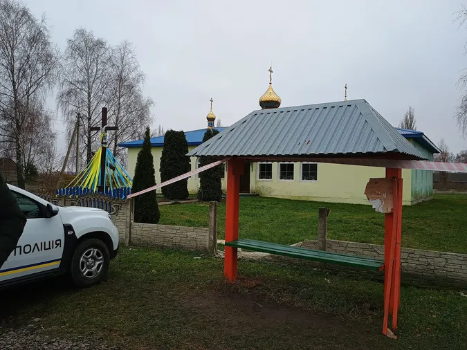 На Волині вандали вночі пошкодили паркан біля храму (фото)