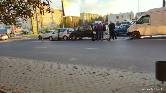 Ефект доміно: у Луцьку на Ківерцівській стукнулись бус і два легковики (фото)