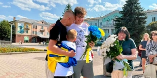 У Нововолинську зустріли звільненого з полону захисника «Азовсталі» Володимира Фаброго (фото)