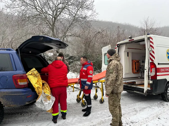 На Закарпатті ухилянт провалився у прірву, а родич покинув його у пастці (фото)