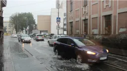 Раптова гроза в Луцьку: машини по колеса у воді (фото, відео)