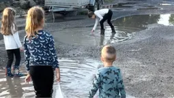 Ями, болото після дощу і жодного тротуару: у Луцьку жителі Степової чекають на ремонт дороги (фото, відео)