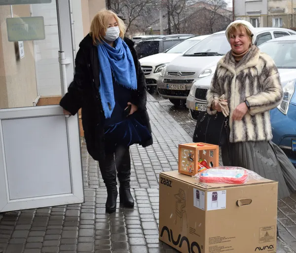 У Луцькому ЦНАПі з'явилися розвиваючі іграшки та стілець для годування (фото)