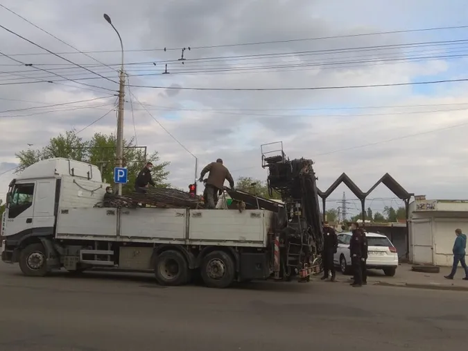 Луцькі муніципали знесли паркан на Старому ринку (відео)