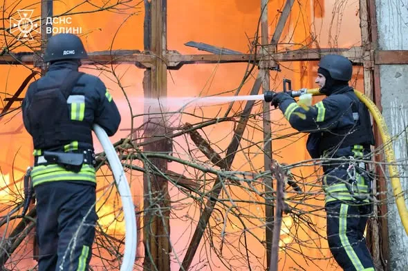 У Луцьку після атаки російських «Шахедів» гасять масштабну пожежу (фото)