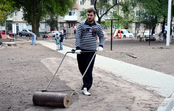...та активно працюють над підготовкою грунту для вирощення..