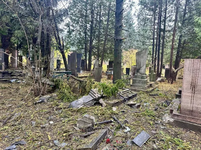 У Рівному ворожий дрон пошкодив понад 10 могил на кладовищі (фото)