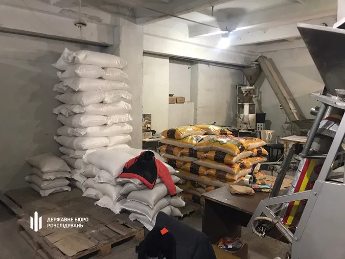 ДБР викрило підприємців, які крали продукти, призначені для ЗСУ (фото, відео)