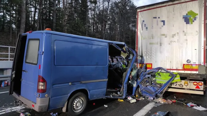 Є загиблий та поранені: у Польщі мікроавтобус з українцями потрапив у ДТП (фото)