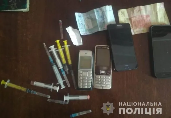Таблетки, канабіс, шприц: у Нововолинську затримали наркоторговця (фото)