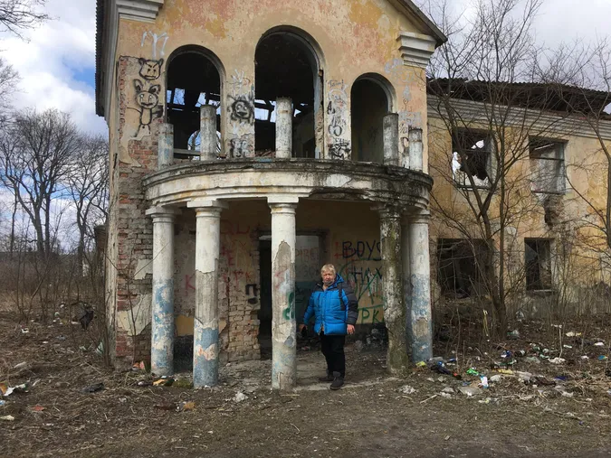 У Голобах панський маєток перетворили на сміттєзвалище із матюками на стінах