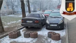 Заважали медикам і рятувальникам: у Луцьку демонтували обмежувачі руху у дворах (фото)