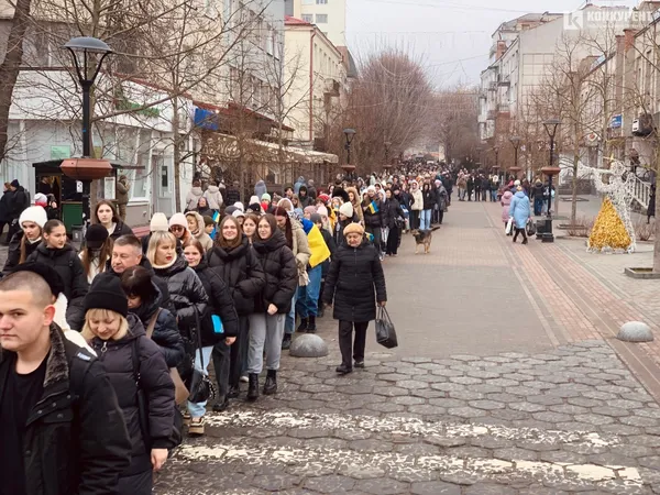 У Луцьку в День Соборності створили «ланцюг єднання» (фото)