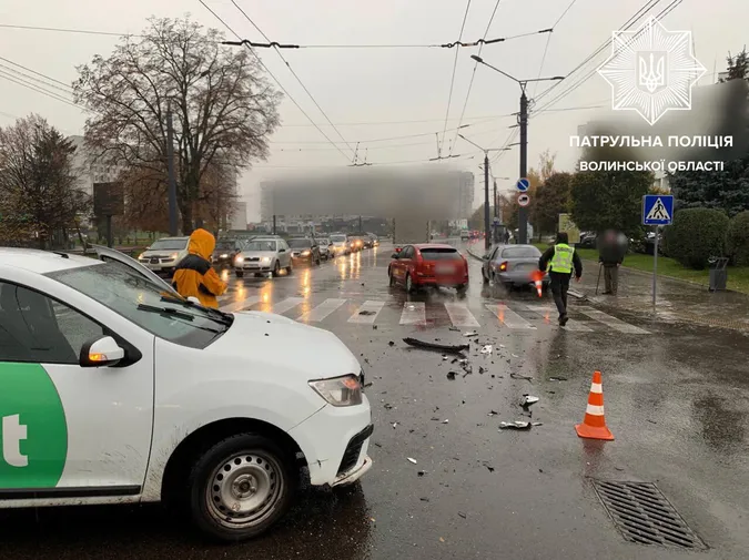 Повідомили деталі ДТП за участю таксі у Луцьку (фото)