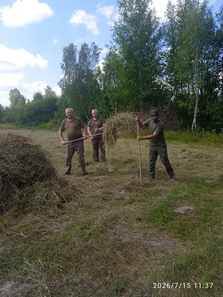 🐾 Як у волинському нацпарку заготовляють смаколики для тварин на зиму (фото)