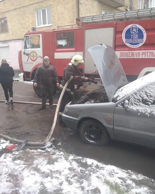 У Володимирі-Волинському посеред вулиці загорілася автівка (фото)