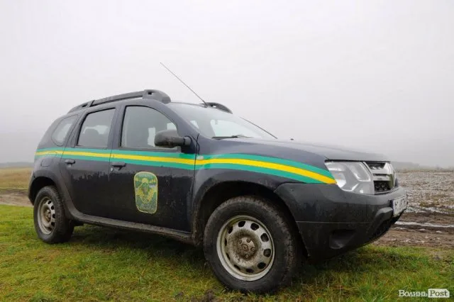 На Волині затримали авто з 20 кубами незаконної деревини