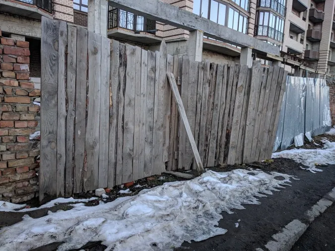 Будемо чекати, поки станеться горе: лучани скаржаться на паркан