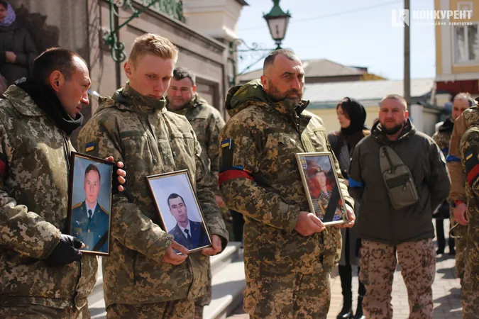 Зі сльозами та на колінах: Луцьк попрощався з трьома своїми Героями (фото, відео)