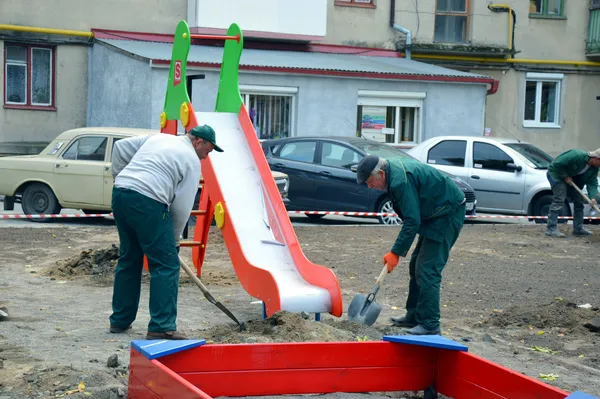 ...скурпульозно працювали й над встановленням дитячого майданчика,