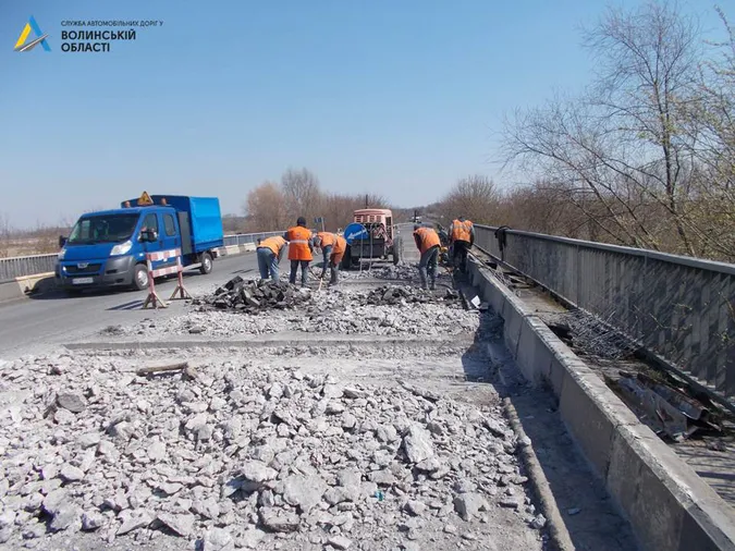 Показали, як у Княгининку ремонтують міст через Стир (фото)