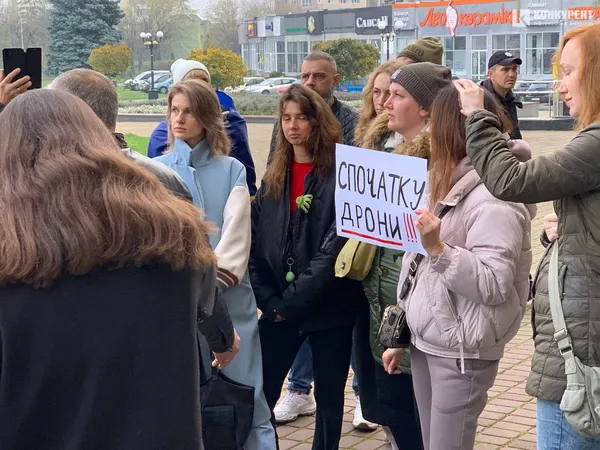 Більше грошей на ЗСУ: активісти вийшли на акцію під Волинську ОДА (фото)
