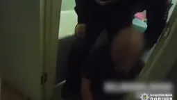 У Луцьку домашній тиран намагався повіситися в туалеті (відео)