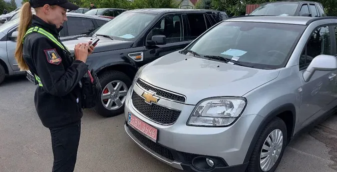 У Луцьку муніципали виписали понад 150 штрафів водіям біля авторинку (фото)