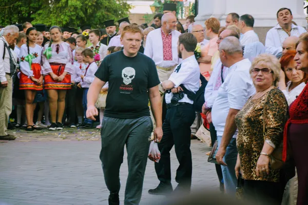 Для цього чоловіка в чудернацькій футболці приїзд Патріарха -
 не подія. Пішов, мабуть, вишні їсти