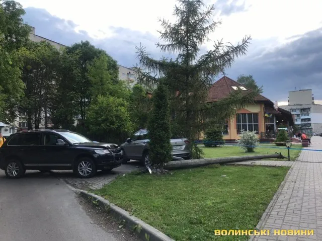 На Молоді – аварія: «фольксваген» збив стовп та зачепив легковик (фото)