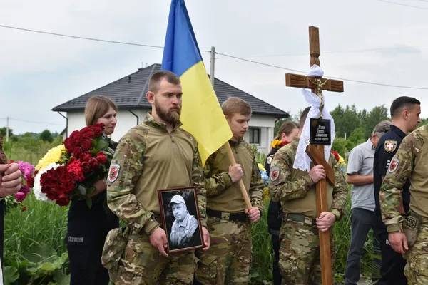 На Волині попрощалися із загиблим поліцейським-вибухотехніком Віктором Масюком (фото)