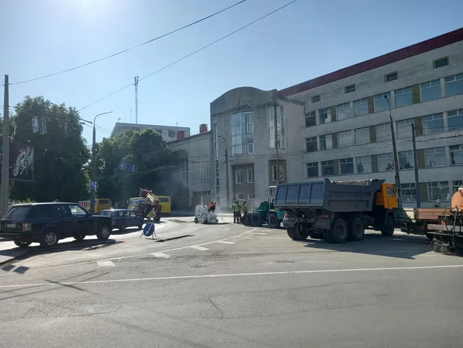 У Луцьку на кільці латають дорогу: рух ускладнений (фото)