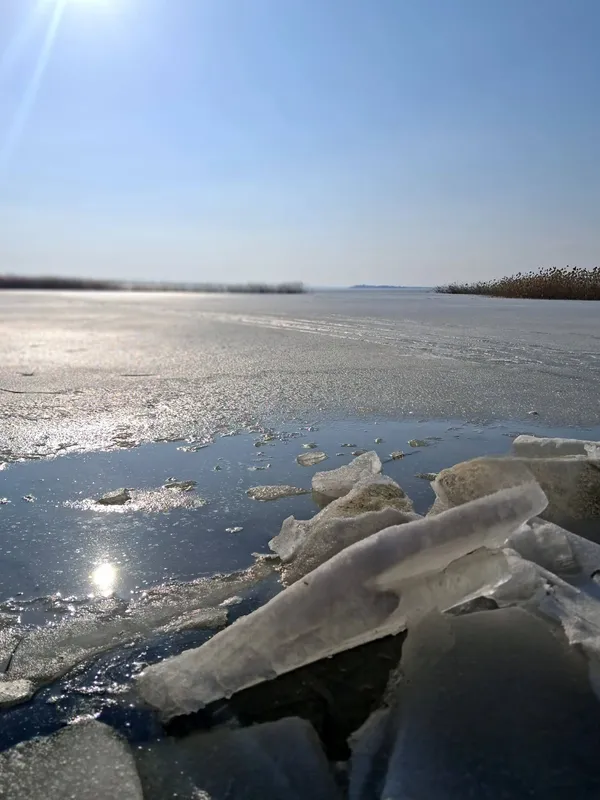 Крига, сонце і весна: Світязь огорнули перші теплі промені (фото)