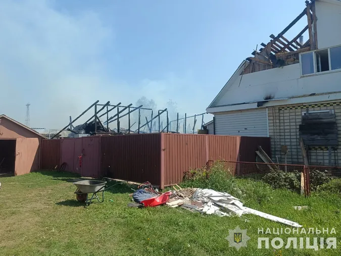 На Сумщині поліцейський витягнув з хати, на яку впав ворожий дрон, поранену жінку (фото)