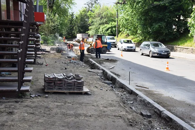 Видалили дерева і покладуть бруківку: в Луцьку ремонтують вулицю Паркову