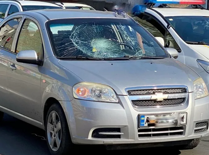 Проїхав на червоний: у Нововолинську автівка знесла велосипедиста (відео)