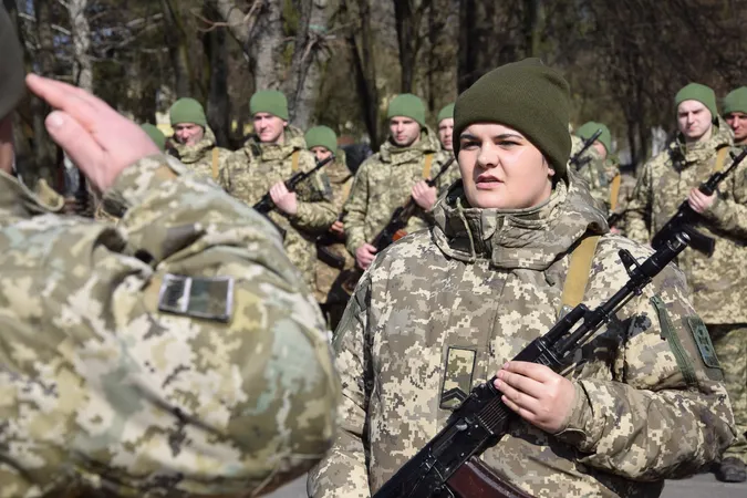 Мобілізовані та контрактники, чоловіки та жінки: у Луцьку склали присягу прикордонники (фото)