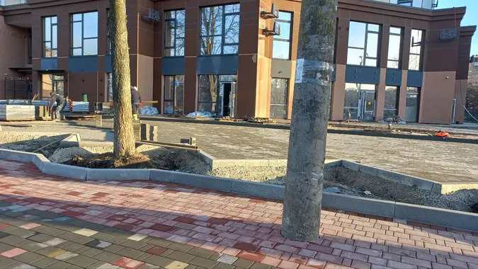 У Луцьку облаштовують велодоріжку зі стовпом посередині (фото)