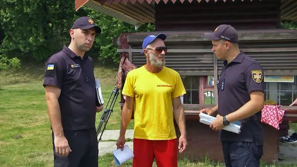 Працівник рятувального поста Дмитро Ворона спілкується з рятувальниками під час перевірки