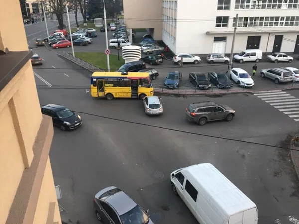 У Луцьку маршрутка та іномарка не поділили дорогу (фото)