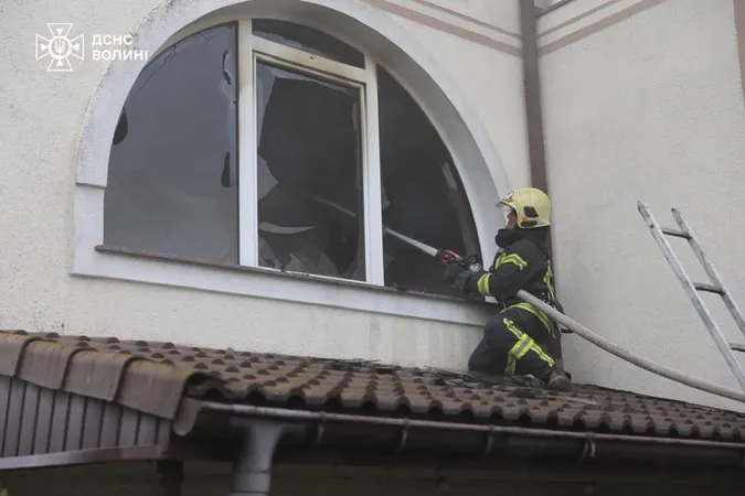 У Луцьку через залишену без нагляду праску спалахнув приватний будинок (фото)
