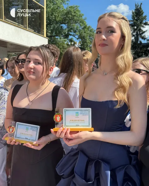 У центрі Луцька понад 300 випускників-відмінників отримали свідоцтва з відзнаками(фото)