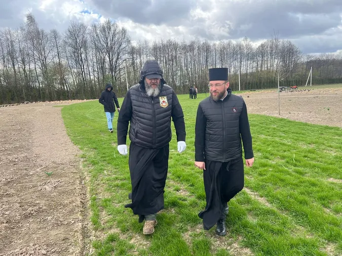 На Волині заклали «Алею богословів»: митрополит Михаїл долучилися до висадки саду (фото)