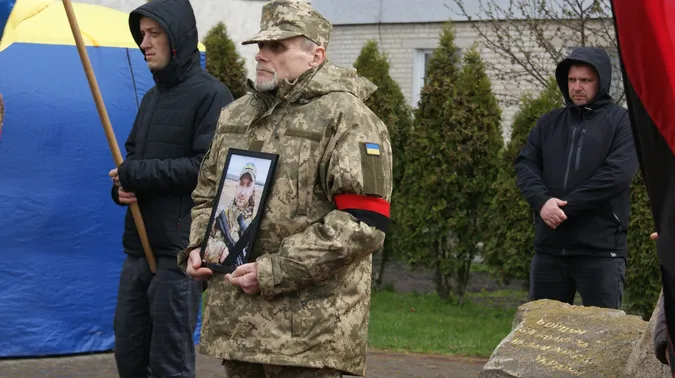 До останнього подиху – за Україну: Рожищенська громада попрощалася з Героєм Сергієм Мандзюком (фото)