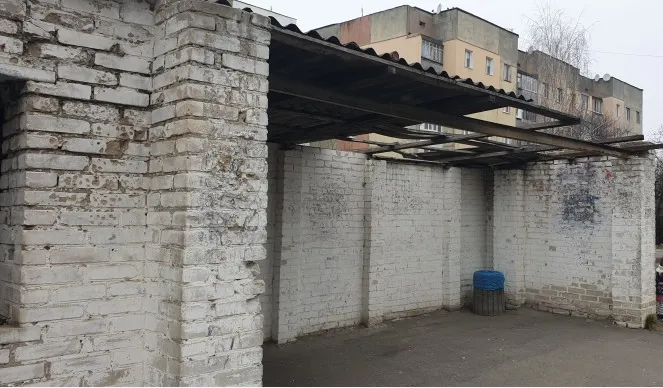 Лучани скаржаться на «діряву» зупинку на Теремнівській (фото)