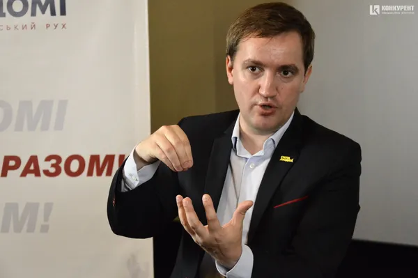 Як не стати «рибою» на гачку в олігархів: поради відомого політичного експерта у Луцьку (фото)