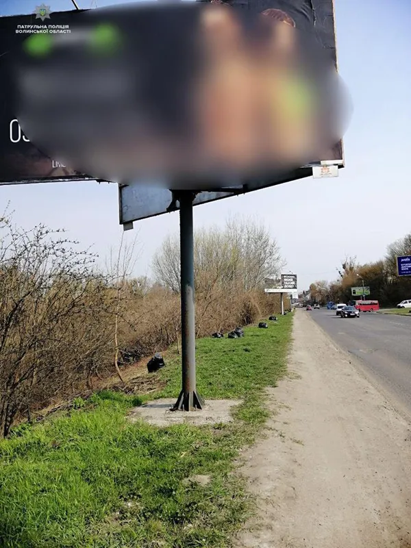 Луцькі патрульні прибрали сміття на Набережній (фото)