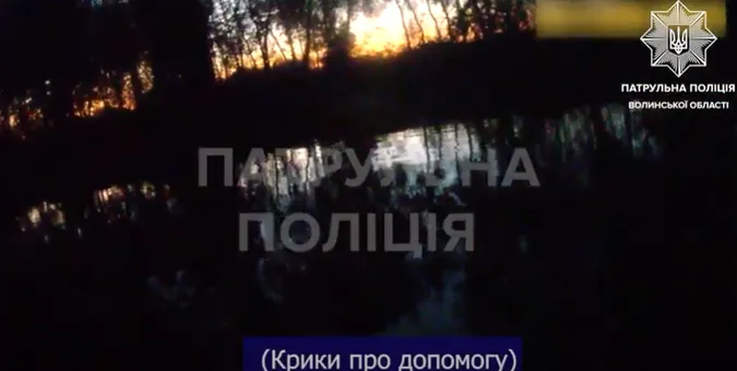 Показали, як у Луцьку рятували зі Стиру чоловіка (відео)