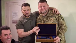 Зеленський привітав іменинників: Залужному подарував зброю, а Сирському – картину
